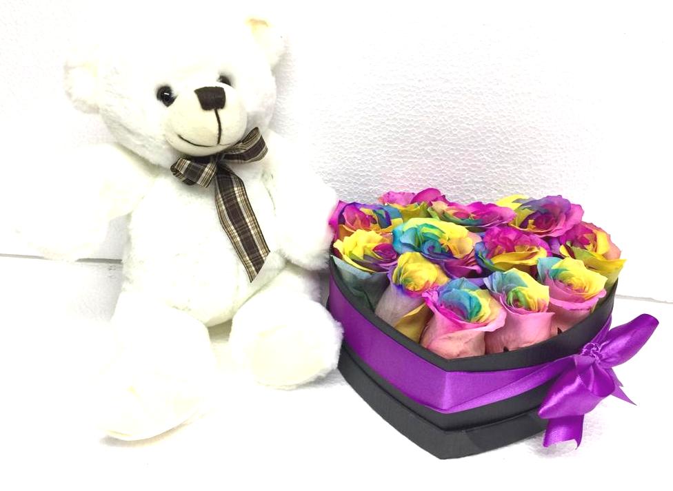  Caja Corazón con 12 Rosas Arcoíris y Peluche Blanco 26cm